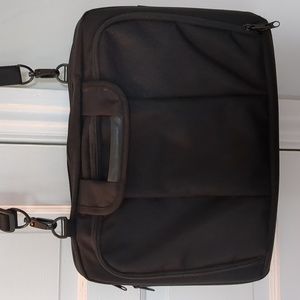 Sleek, high-quality laptop shoulder bag, unisex